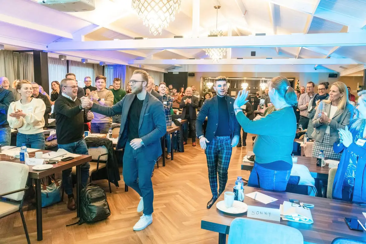 Deelnemers vieren succes tijdens een EXKUUS-event