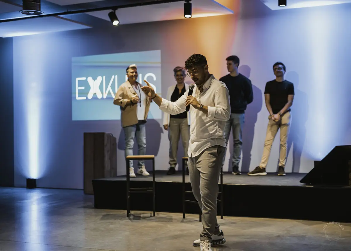 Nomi op het podium tijdens een EXKUUS-event